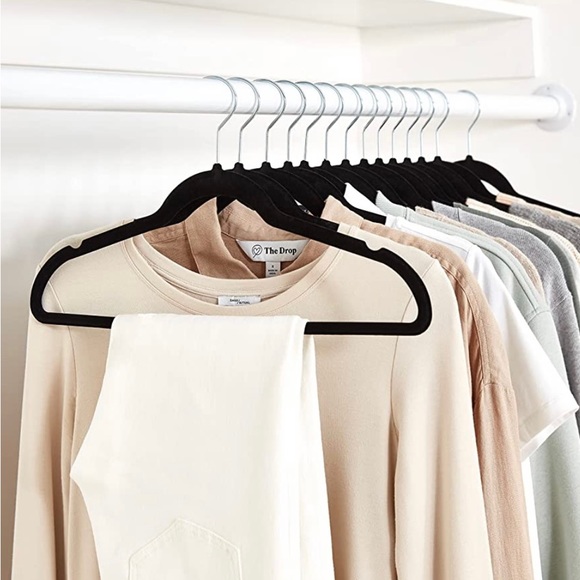 Amazon Basics Slim, Velvet, Non-Slip Suit Clothes Hangers, Black, Pack of 50. - Picture 4 of 5